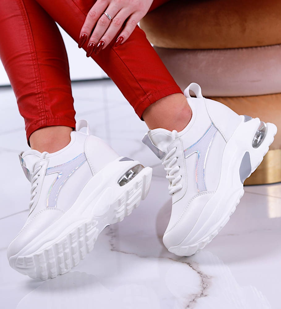 Białe trampki sneakersy na niskim koturnie