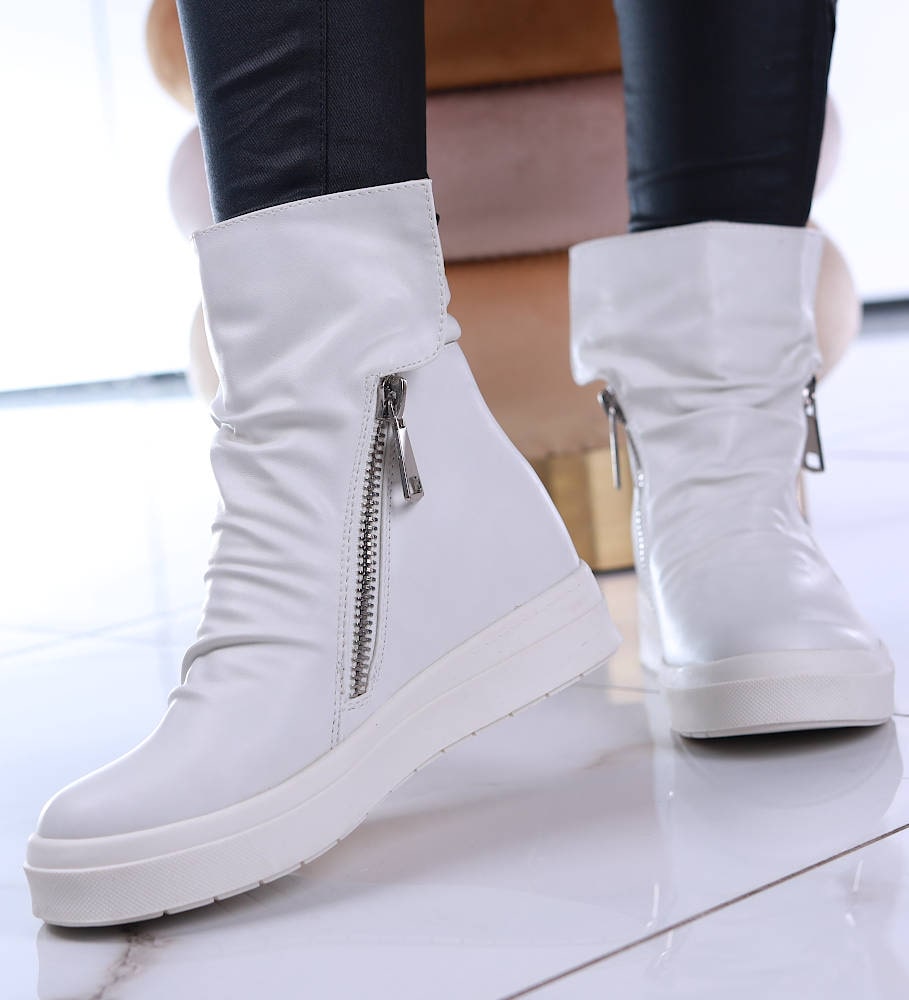 Białe trampki sneakersy na niskim koturnie