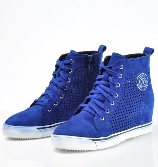 Zamszowe sneakersy z ażurową cholewką DK BLUE /D7-3 3766 S197/