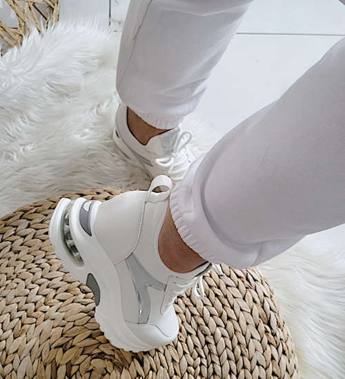 Białe trampki sneakersy na niskim koturnie /G1-2 13191 T804/