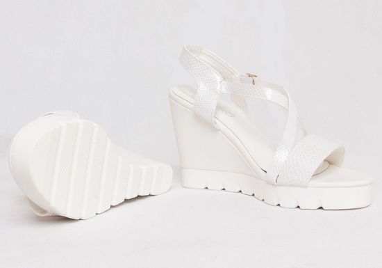 Białe sandały na koturnie /C4-2 Q244 Sx129/ 