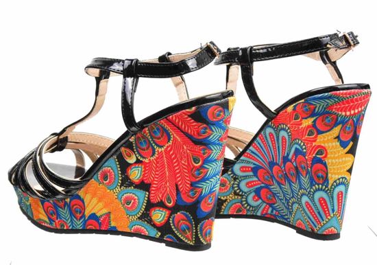 Kobiece sandały na koturnie z kolorowym motylem CZARNE /C5-2 2200 S2/