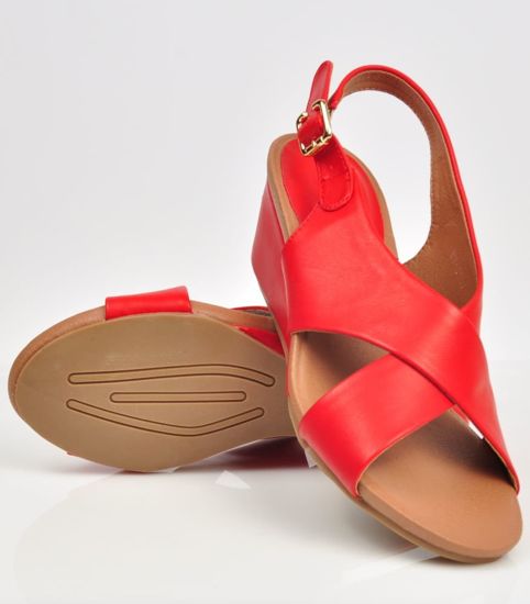 Damskie sandały na niskim koturnie Czerwone /E2-2 3421 S294/