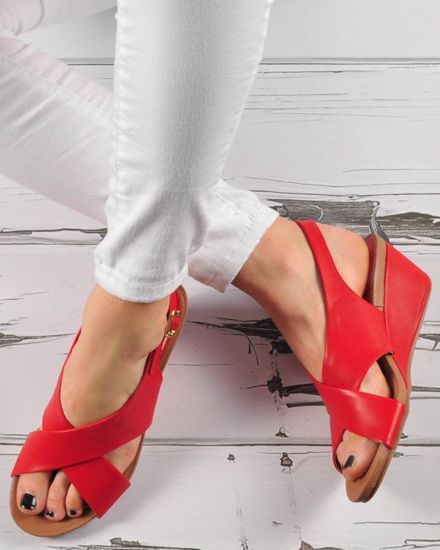 Damskie sandały na niskim koturnie Czerwone /E2-2 3421 S294/