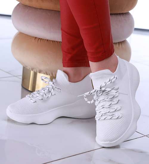 Białe buty sportowe na niskim koturnie i platformie /E1-3 13518 T236/