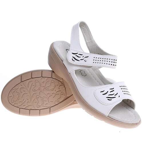 Białe sandały damskie na niskim koturnie /C4-3 16156 T340/