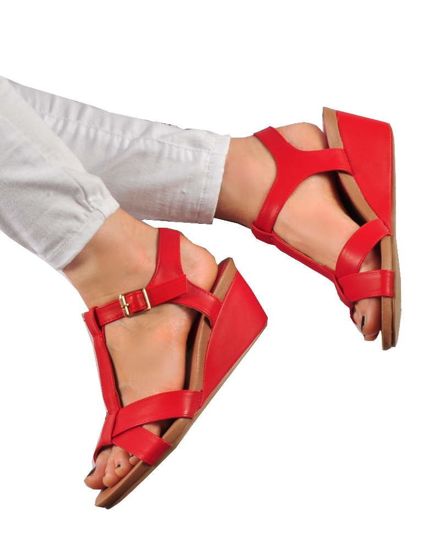 Damskie sandały na niskim koturnie Czerwone /E3-3 3424 S197/