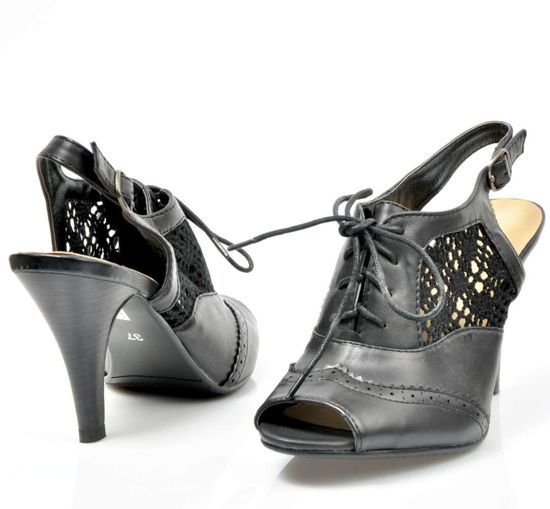 Czarne sandały z koronkową wstawką /B5-3 3355 S145/