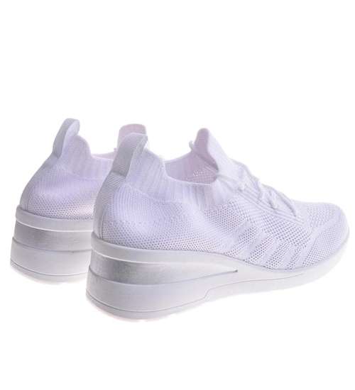 Białe sneakersy na niskim koturnie /G1-2 12124 T394/