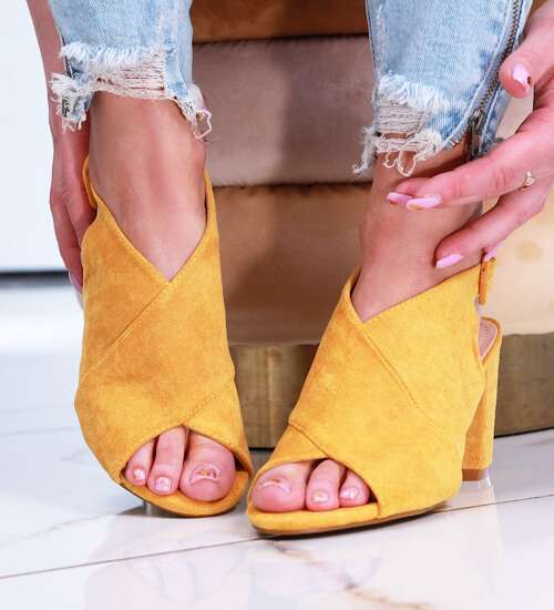 Zamszowe żółte sandały na obcasie /G10-3 16125 T242/