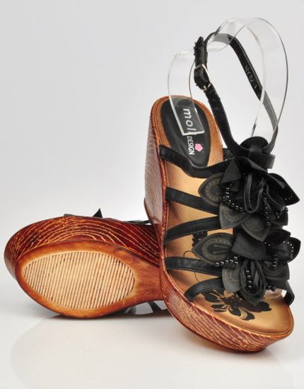 Czarne sandały na koturnie i platformie /E3-3 3413 S191/