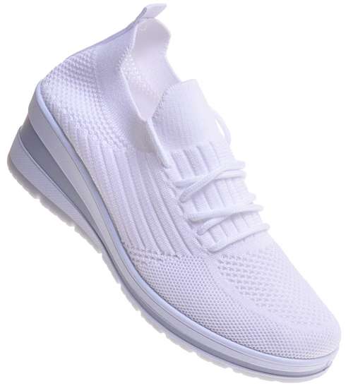 Białe sneakersy na niskim koturnie /A1-3 11785 T394/