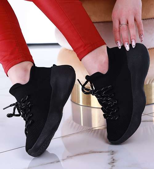 Czarne buty sportowe na niskim koturnie i platformie /A6-3 13512 T236/