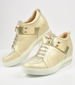 Wsuwane trampki sneakersy na niskim koturnie GOLD /E1-3 3643 S199/