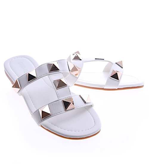 Białe płaskie klapki damskie z piramidkami /A8-1 13554 T191/