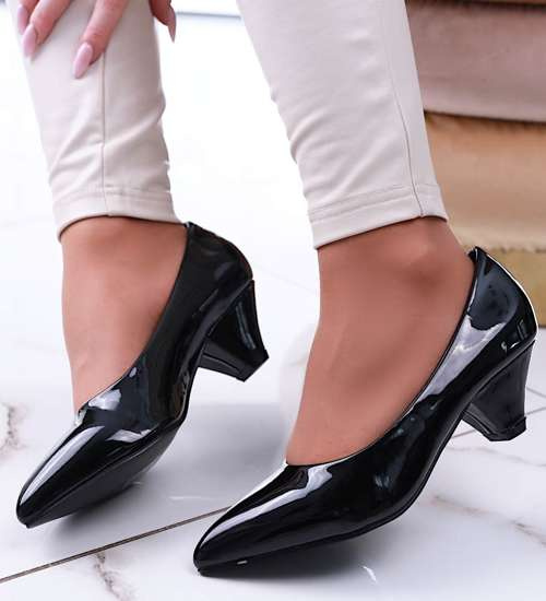 Lakierowane czarne czółenka na niskim obcasie /A3-3 13669 T242/