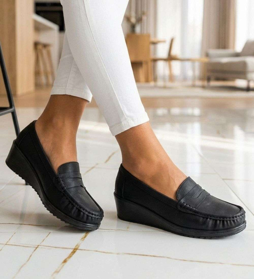 Czarne czółenka na niskim koturnie /F3-3 18669 G295/