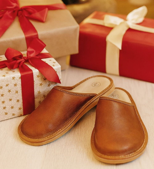 Uniwersalne skórzane brązowe kapcie klapki /A8-1 15502 S196/