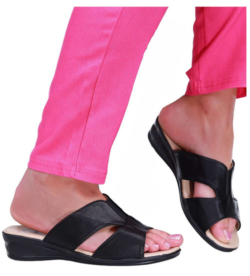 Czarne klapki damskie na niskim obcasie /F2-1 16298 T181/