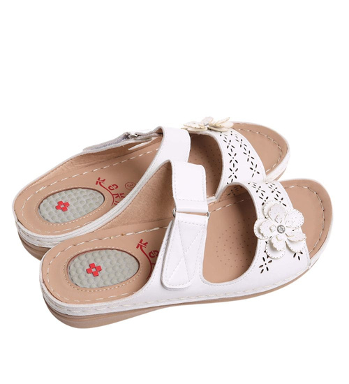 Białe klapki na koturnie i platformie /E2-2 177866 T280/