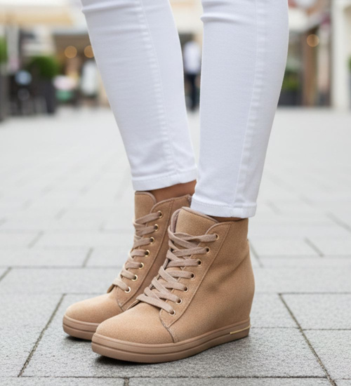 Beżowe sneakersy damskie na koturnie /E8-2 12767 T891/