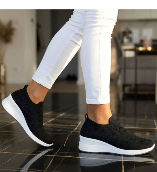 Czarne wsuwane trampki na koturnie /G2-2 18660 T112/