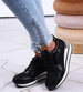 Ażurowe czarne sneakersy na niskim koturnie /F7-3 13230 T592/