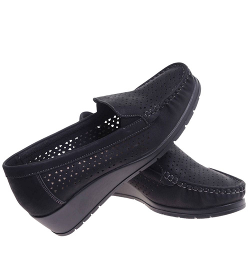 Ażurowe czarne czółenka na niskim koturnie /A6-3 17718 W299/