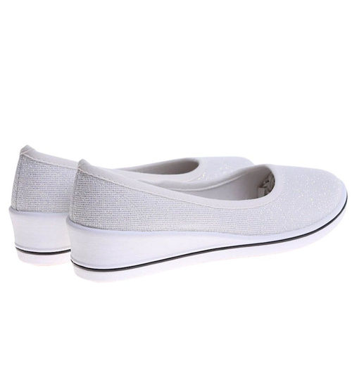 Białe błyszczące wsuwane tenisówki na niskim koturnie /E8-3 16157 T286/