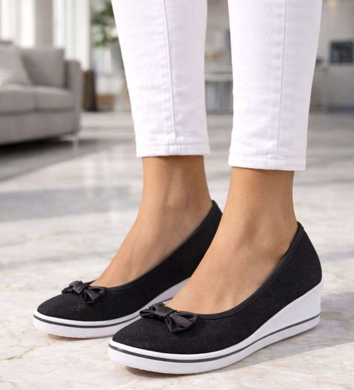 Czarne wsuwane tenisówki na niskim koturnie /G13-2 14496 T232/