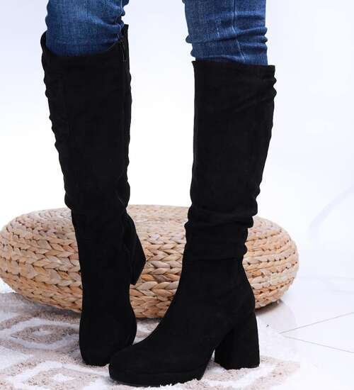 Czarne zamszowe kozaki na obcasie i platformie /A2-3 15247 T427/ Czarne zamszowe kozaki na obcasie i platformie /A2-3 15247 T427/