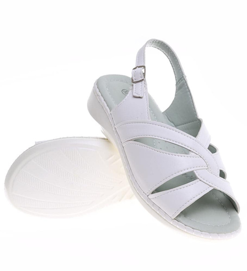 Białe sandały damskie na niskim obcasie /B5-1 16519 T138/