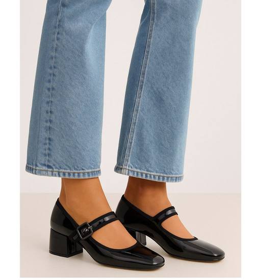 Czarne czółenka z paskiem na niskim obcasie /G13-3 17528 W182/