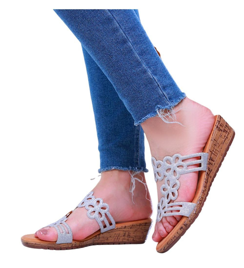 Srebrne klapki na niskim koturnie /G13-2 13935 T039/