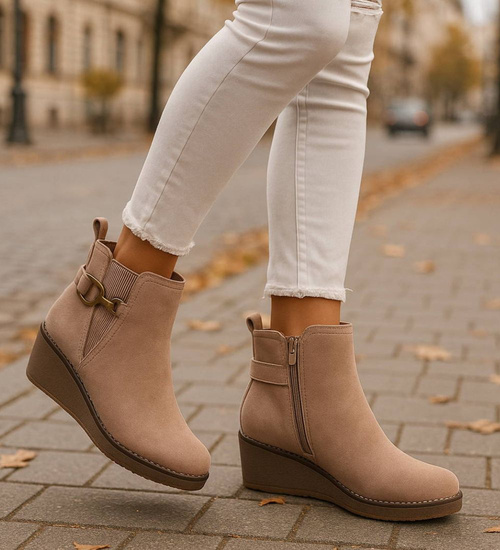 Zamszowe botki damskie na koturnie Beżowe /G2-2 18326 W480/