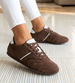 Czekoladowe sneakersy damskie zamszowe /B4-3 18799 W282/