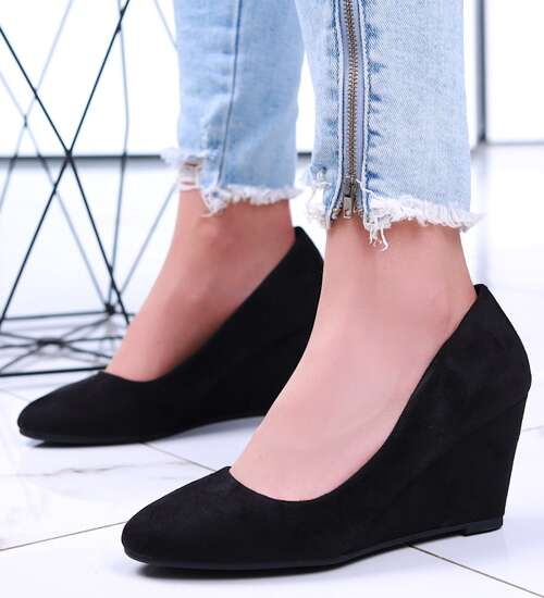 Zamszowe czarne czółenka na koturnie /B5-2 15757 T323/