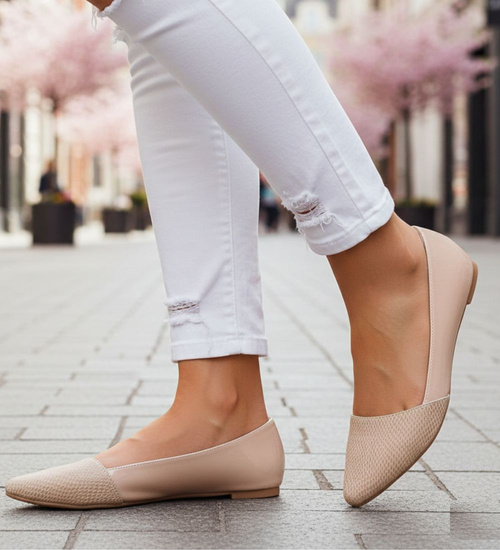 Beżowe baleriny damskie lakierowane /E7-2 13075 T194/