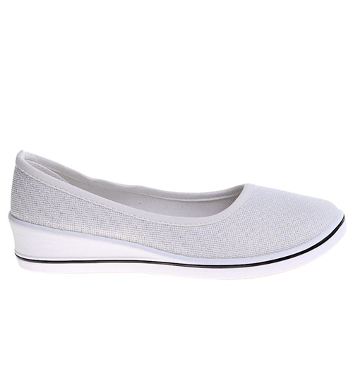 Białe błyszczące wsuwane tenisówki na niskim koturnie /E8-3 16157 T286/