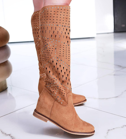 Ażurowe karmelowe kozaki na niskim koturnie /E1-3 16210 T349/