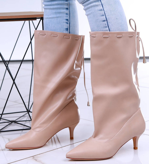 Beżowe kozaki damskie na niskim obcasie /D8-1 16756 G197/