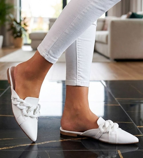 Białe damskie klapki z łańcuszkiem /A2-2 11783 T390