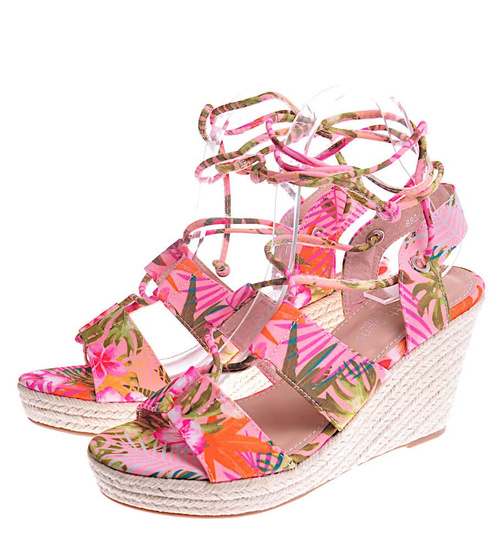 Różowe sandały na koturnie w kwiaty /A2-2 11802 T693/