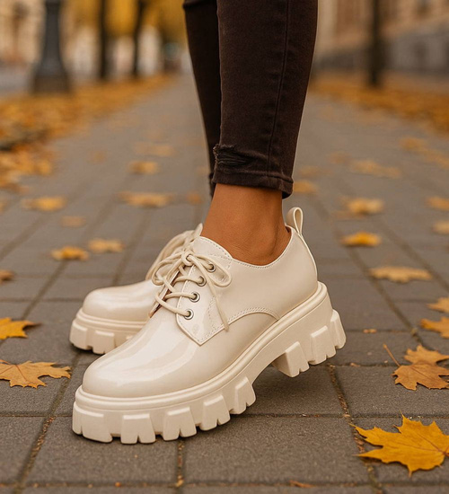 Beżowe półbuty loafersy na platformie /i6-2 18489 W12-3/