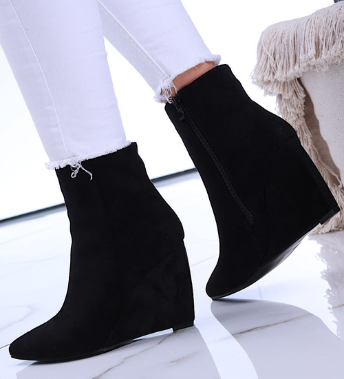 Czarne ocieplane botki na koturnie /F2-3 14820 T346/