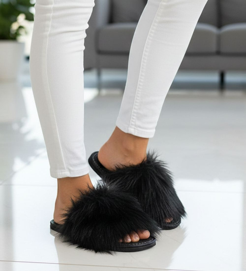 Czarne klapki z efektownym futerkiem /D5-1 2831 S197/