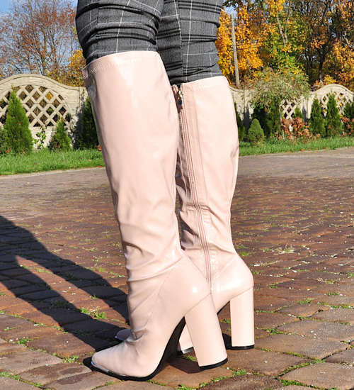 Beżowe lakierowane kozaki na słupku /F10-2 12921 T3/