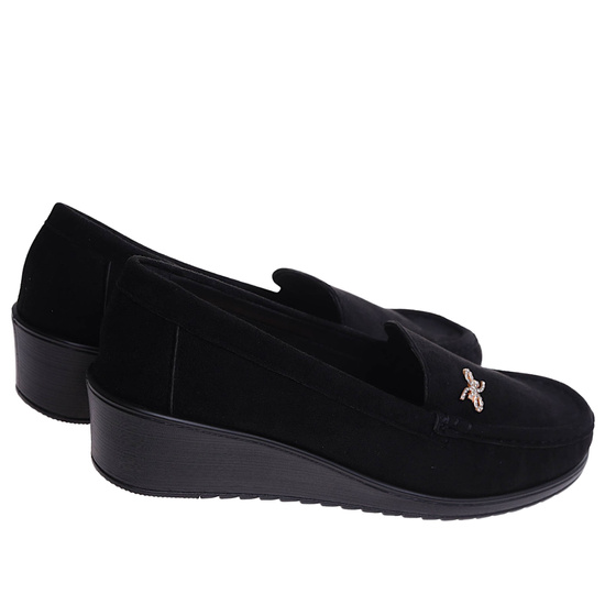 Czarne czółenka na niskim koturnie /C3-2 17334 T281/