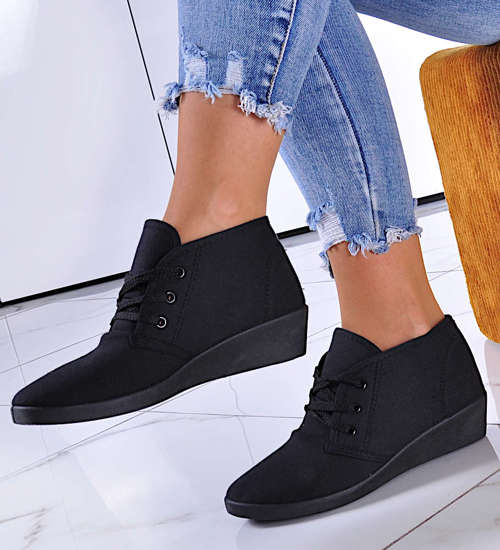 Wiązane czarne tenisówki na koturnie /E6-3 11144 S197/