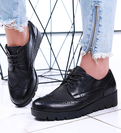 Sznurowane czarne półbuty na niskim obcasie /F9-3 15754 T223/